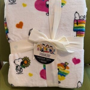 Berkshire VelvetSoft Throw with Colorful Peanuts Design